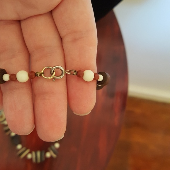 26" Shell & wood bead necklace pre owned - Picture 3 of 7